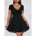 Robe courte noire élégante à col en V avec détail nœud et jupe évasée pour femmes chic - Noir