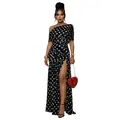 Schulterfreies Maxikleid mit Punkten und hohem Schlitz, präsentiert von einem Model. - S / Oberteile / Schwarz (C7743)