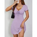Élégante robe courte lilas à col en V avec nœud et coupe ajustée pour l'été - Mauve Clair