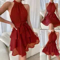 Elegante rode mouwloze halterjurk met ruches en tailleband voor de zomer - S / Boven- En Onderstuk / Rood