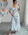Vue détaillée de l'élégante robe à imprimé floral blanc et bleu à manches bouffantes - S / Haut Et Bas / Floral Bleu (Blanc)
