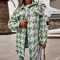 Dettaglio di un cappotto in lana pied-de-poule verde e bianco con bottoni a petto singolo - Taglia S / Top / Verde