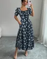 Robe fleurie noire élégante avec imprimé fleurs bleues et col carré chic pour l'été - S / Haut Et Bas / Floral Bleu Clair (Noir)