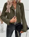 Detailansicht der olivgrünen Kurzjacke aus Wildlederimitat für Damen im herbstlichen Biker-Stil - Grün