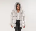 Vista frontal de un elegante abrigo de piel sintética blanca con capucha y textura de bloques. - 3XL / Tops / Natural