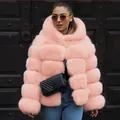 Detail van een stijlvolle roze imitatiebontjas met capuchon gedragen door een fotomodel. - Roze