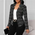 Eleganter schwarz-weißer schmal geschnittener Blazer mit Karomuster für modebewusste Damen - S / Oberteile / Schwarz