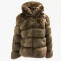 Gedetailleerd overzicht van de dikke bruine imitatiebonttextuur op een winterjas - Donker Camel
