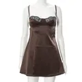 Detailweergave van bruine satijnen slipdress met zwarte kanten rand en bandjes - S / Tops / Bruin
