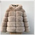 Stijlvolle beige faux fur jas met capuchon en een elegant horizontaal gelaagd design - Khaki