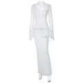 Vue détaillée de la dentelle florale blanche complexe sur cette élégante robe maxi évasée - S / Blanc