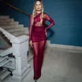 Elegante Frau in einem weinroten, transparenten Mesh-Langarmkleid mit modischen Raffungen - S / Oberteile / Burgunderrot