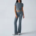 Ganzkörperansicht eines staubblauen zweiteiligen Yoga-Sets mit kurzem Top und Schlaghose - XS / Oberteil und Unterteil / Graublau