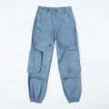 Vorderansicht der blauen Cargo-Hose mit mehreren Taschen, Reißverschlussdetails und Bündchen - S / Unterteile / Graublau