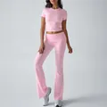 Detailansicht eines rosa zweiteiligen Sportsets mit Crop-Top und ausgestellter Leggings. - XS / Oberteil und Unterteil / Rosa