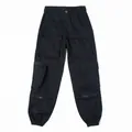 Detailansicht der schwarzen Cargo-Hose mit mehreren Taschen, Reißverschlüssen und Bündchen - S / Unterteile / Schwarz