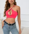 Detalle de top corto rosa neón con cuello halter, abertura frontal y tiras cruzadas. - Rosa fluorescente