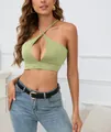 Vista detallada de este top corto tipo halter en color verde liso con diseño de tiras cruzadas. - Verde Frijol
