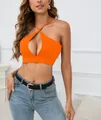 Primer plano del top corto naranja con cuello halter y detalle de abertura - Naranja Fluorescente