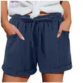 Dettaglio dei pantaloncini blu navy a vita alta da donna con coulisse e tasche funzionali - Blu scuro