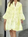 Détail d'une robe jaune à col en V avec broderie anglaise et manches cloche - Jaune