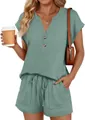 Ensemble deux pièces femme vert sauge avec haut boutonné col V et short à poches. - Vert Lac