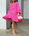 Vue détaillée d'une robe courte rose à col en V avec broderie anglaise et volants étagés. - Rose rouge