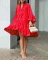 Robe rouge à col en V avec broderie anglaise et manches cloche à volants détail - S / Haut Et Bas / Rouge