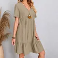 Lässiges khakifarbenes Sommerkleid mit V-Ausschnitt, kurzen Ärmeln und Stufenrock - S / Oberteil und Hose / Khaki