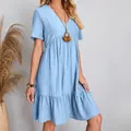 Detailansicht hellblaues V-Ausschnitt Sommerkleid mit Knitterstoff und Volantsaum - S / Oberteile / Hellblau (8#)