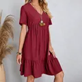 Elegantes weinrotes, locker sitzendes Kleid mit V-Ausschnitt und fließendem Volantsaum - S / Oberteil und Hose / Burgunderrot