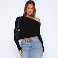 Professionelle Detailansicht eines schwarzen langärmeligen Crop-Tops mit One-Shoulder-Schnitt - S / Oberteile / Schwarz