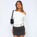 Detaillierte Ansicht des weißen asymmetrischen langärmeligen Slim-Fit-Damenoberteils - S / Oberteile / Weiß