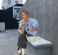 Modelo con camisa azul claro de mangas abullonadas y lazos en un entorno urbano - S / Tops / Azul cielo
