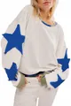 Détail d'un sweat-shirt oversize avec des écussons étoiles bleues et poignets olive - Blanc et Étoile Bleue