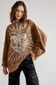 Gros plan d'un sweat marron oversize avec un imprimé vintage blanc de cœur rayonnant. - S / Hauts / Brun Foncé