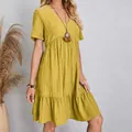 Gelbes bohème Sommerkleid mit kurzen Ärmeln, V-Ausschnitt und plissierter Stoffstruktur - S / Oberteil und Hose / Gelb