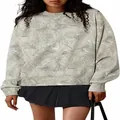Nahaufnahme eines Damen-Langarm-Sweatshirts mit grünem Ahornblatt-Tarnmuster-Druck - S / Oberteile / Grau