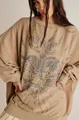 Détail d'un sweat-shirt vintage oversize à col rond avec imprimé cœur sur mannequin - S / Hauts / Kaki Foncé