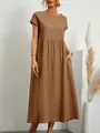 Elegante modella che indossa un abito lungo in cotone e lino marrone con tasche - Taglia S / Top / Kaki