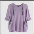 Locker geschnittenes lila Damen Kapuzenshirt mit großen Taschen und High-Low-Saum - Hellviolett