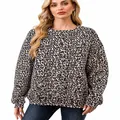 Primo piano di una felpa leopardata da donna con girocollo a costine e maniche lunghe - Taglia S / Top / Stampa Leopardata (4)