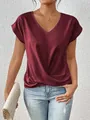 Nahaufnahme des eleganten bordeauxroten V-Ausschnitt T-Shirts mit Knotendesign für Damen. - S / Oberteile / Burgunderrot