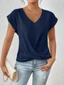 Detailansicht eines marineblauen V-Ausschnitt T-Shirts mit einzigartigem Knotendesign vorne - Dunkelblau