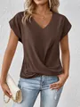 Detailansicht braunes Damen T-Shirt mit V-Ausschnitt und modischem Knotendetail. - Kaffeebraun