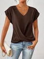 Detailansicht braunes Damen T-Shirt mit V-Ausschnitt und modischem Knotendetail. - Kaffeebraun