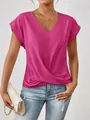 Detailansicht des eleganten fuchsiafarbenen V-Ausschnitt T-Shirts mit Twist-Knoten-Saum - Fuchsia