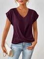 Detail eines burgunderfarbenen T-Shirts mit V-Ausschnitt und elegantem Knotendetail - Fuchsie