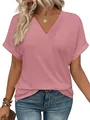 Elegante roze T-shirt met V-hals en korte vleermuismouwen met omgeslagen boorden - Roze