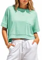 Dettaglio del crop top oversize verde menta con taschino frontale e orlo a taglio vivo. - Verde chiaro